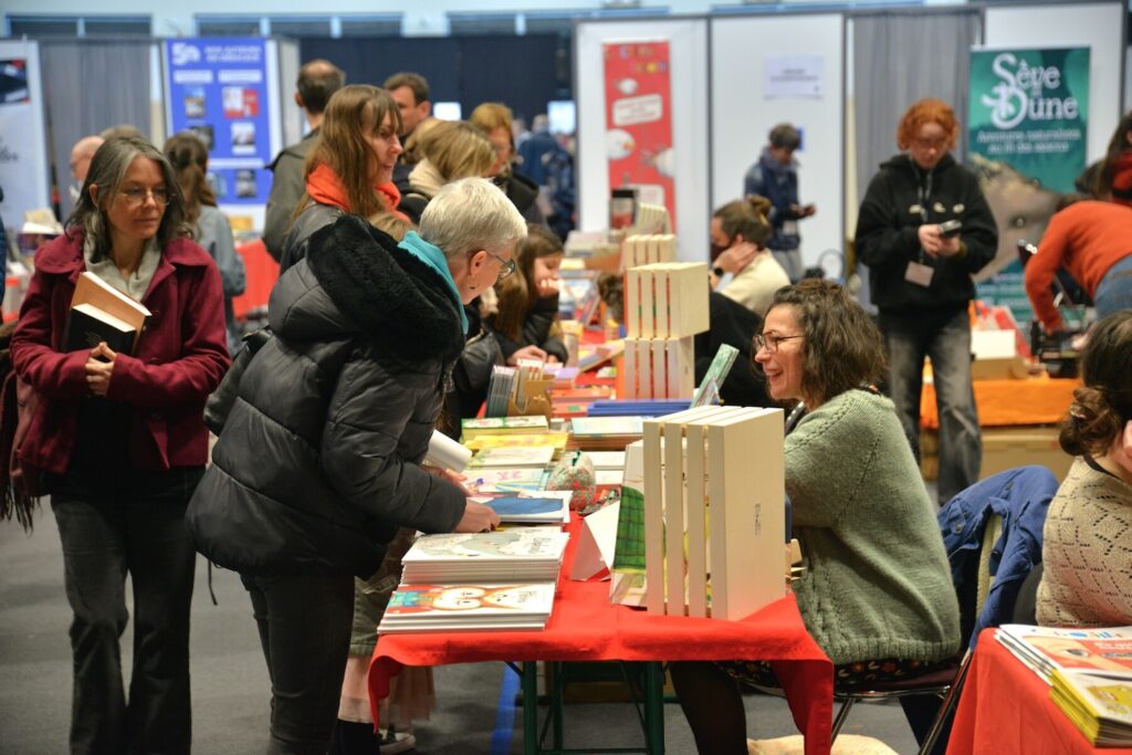 Des lecteurs à la rencontre des auteurs et illustrateurs dans les allées de Rue des Livres festival littéraire