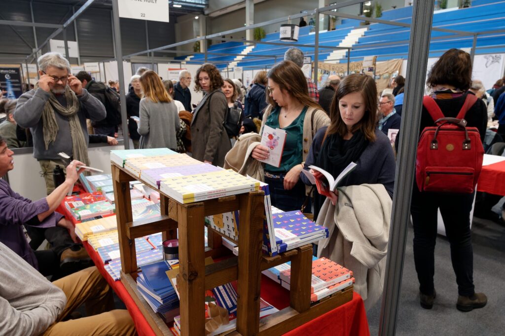 Des lecteurs déambulent dans les allées du salon du livre lors du festival rue des Livres à Rennes