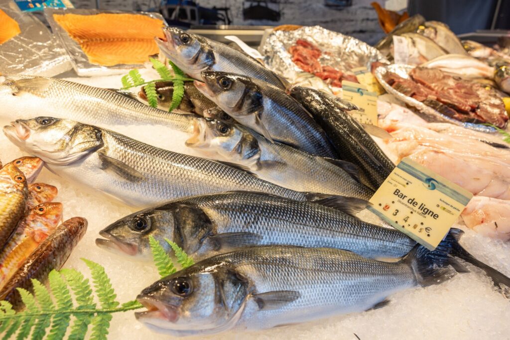 Étal de poissons au marché des Lices de Rennes en Bretagne