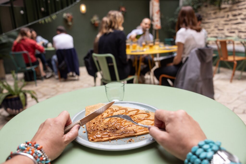 Vue à la première personne d'une crêpe dans la crêperie Breton à Rennes