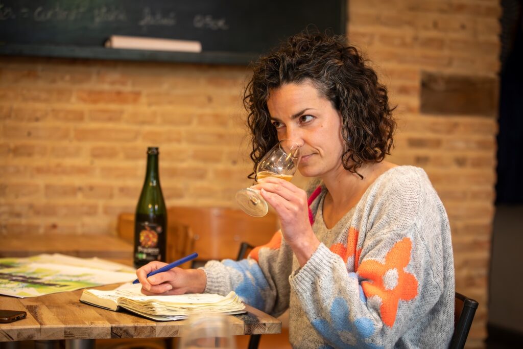 Virginie Thomas, sommelière du cidre en plein dégustation au restaurant la Baignoire