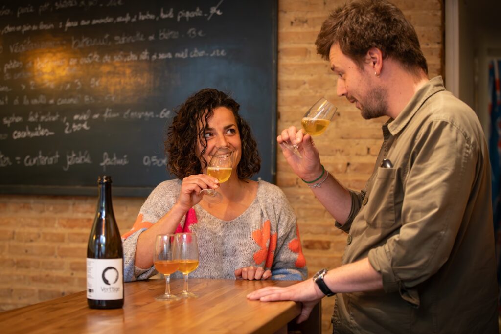 Virginie Thomas déguste un cidre avec Quentin, sommelier du restaurant la Baignoire à Rennes