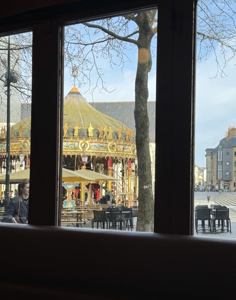 Vue sur le carrousel de la Place Sainte-Anne depuis l'intérieur de la Bonne Nouvelle