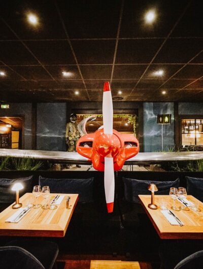 Avion exposé dans la salle de restaurant des Aviateurs