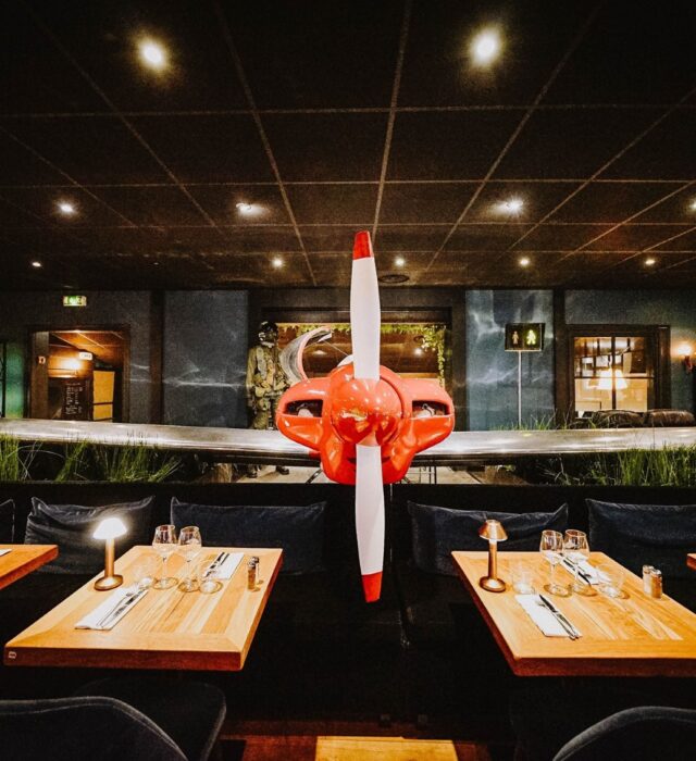 Avion exposé dans la salle de restaurant des Aviateurs