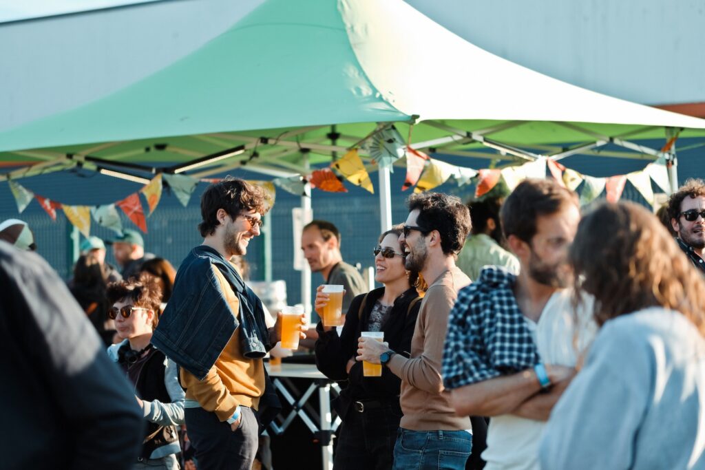 Ambiance conviviale au festival Pies Pala Pop indé au Jardin Moderne à Rennes