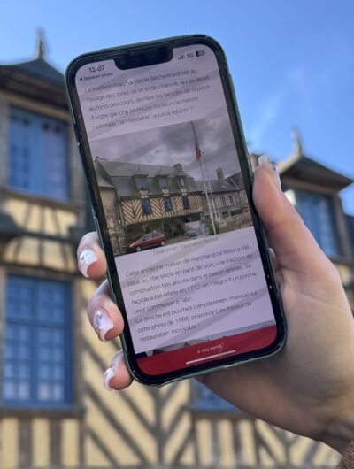 Ouvrez votre Bécherel : en scannant des QR Code dans la Cité du livre en Bretagne accédez à des contenus ludiques, des quizz et des énigmes sur Bécherel