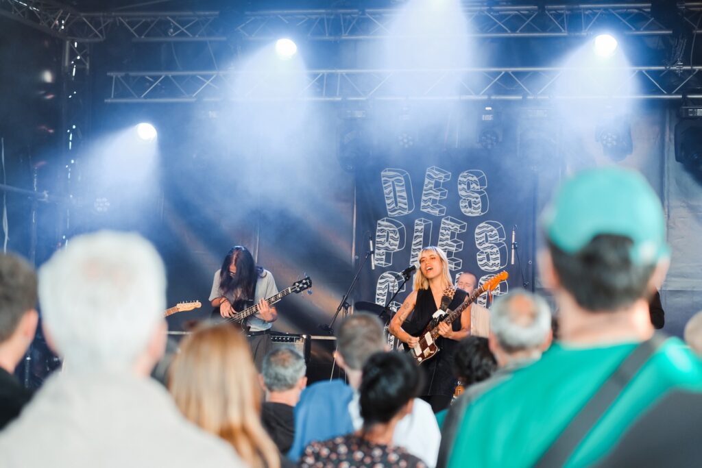 Concert sur la scène extérieure du Jardin Modern dans le cadre du festival pop-rock indé Pies Pala Pop