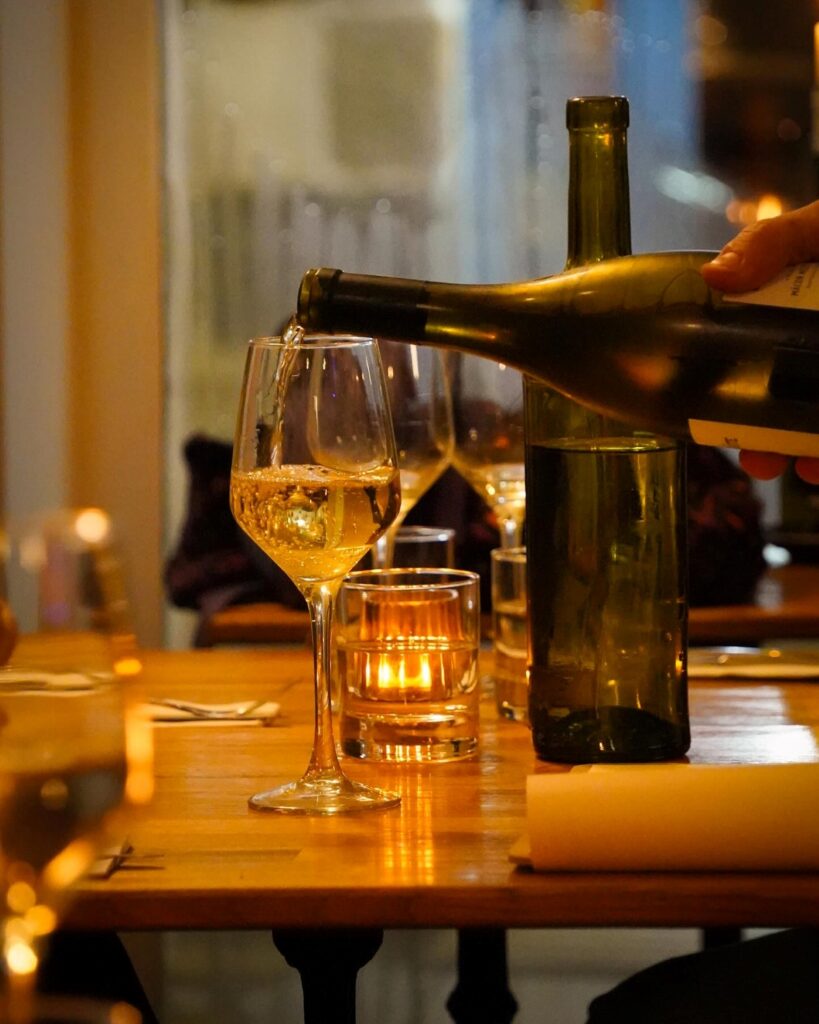 Bouteilles et verres de vin chez Goguette