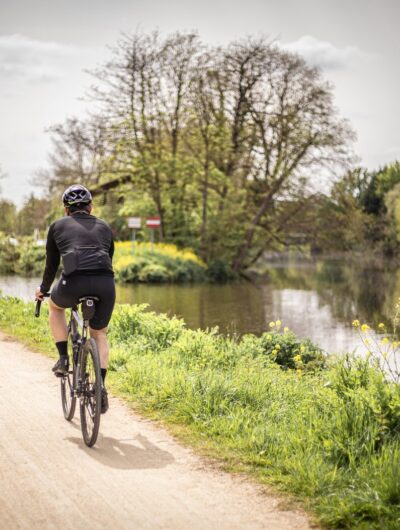 Cycliste en gravel le long du chemin de halage à Rennes en Bretagne du côté des étangs d'Apigné