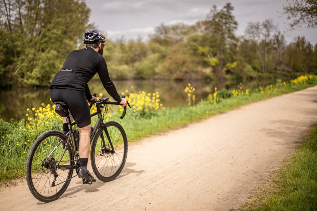 Cycliste en gravel le long de la Vilaine à Rennes en Bretagne