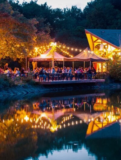 Les lumières de la guinguette au Parc des Bois dans le parc des Gayeulles se reflète sur l'étang de nuit