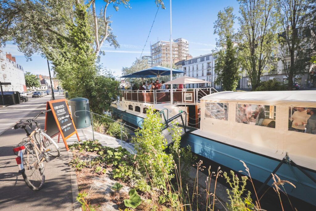 La péniche la Musette est le lieu idéal pour un apéro entre amis.