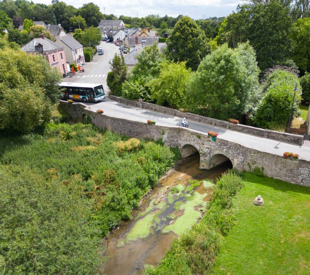 Un cycliste traverse le pont de pace à vélo