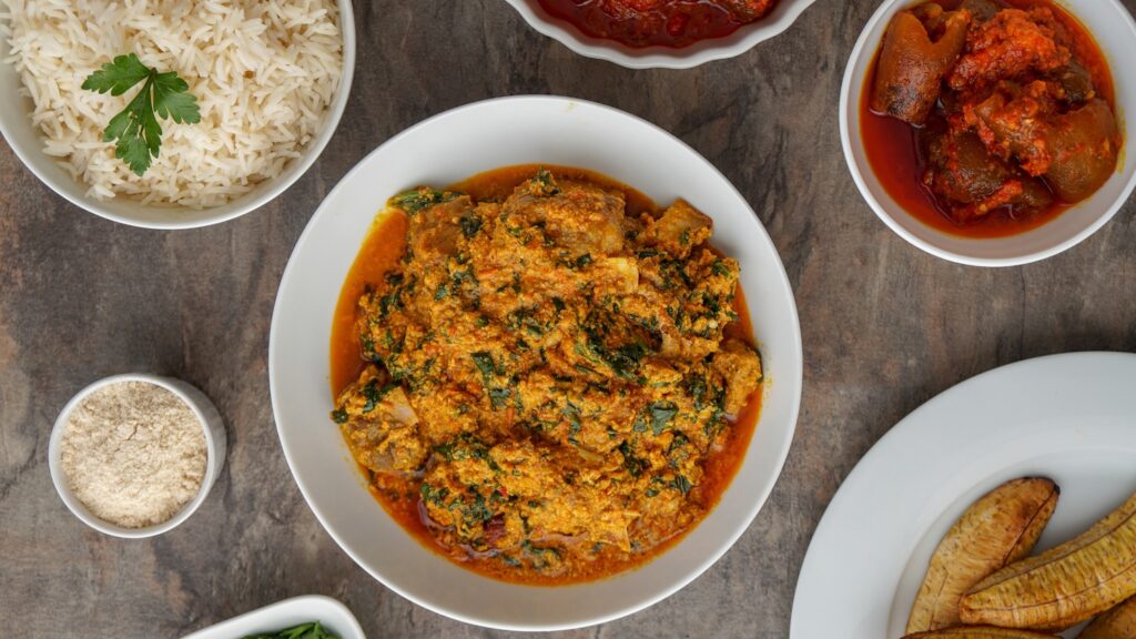 Vue de plats typiques de la gastronomie africaine à déguster dans les restaurants rennais