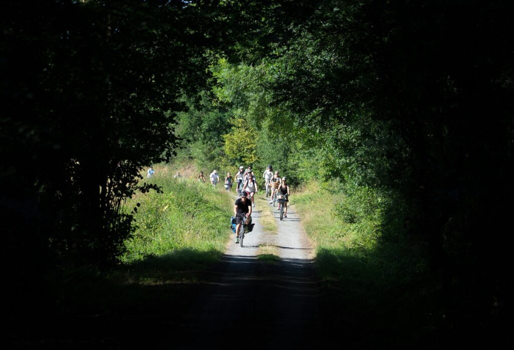 Cyclistes sur des routes de campagnes dans la métropole rennaise