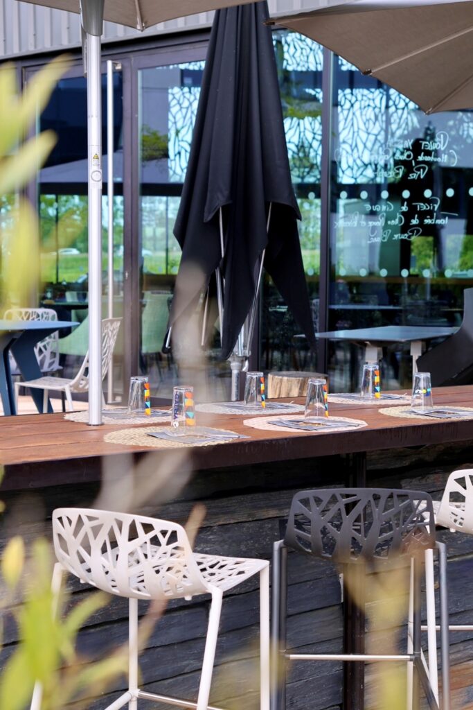 Terrasse avec grande table
