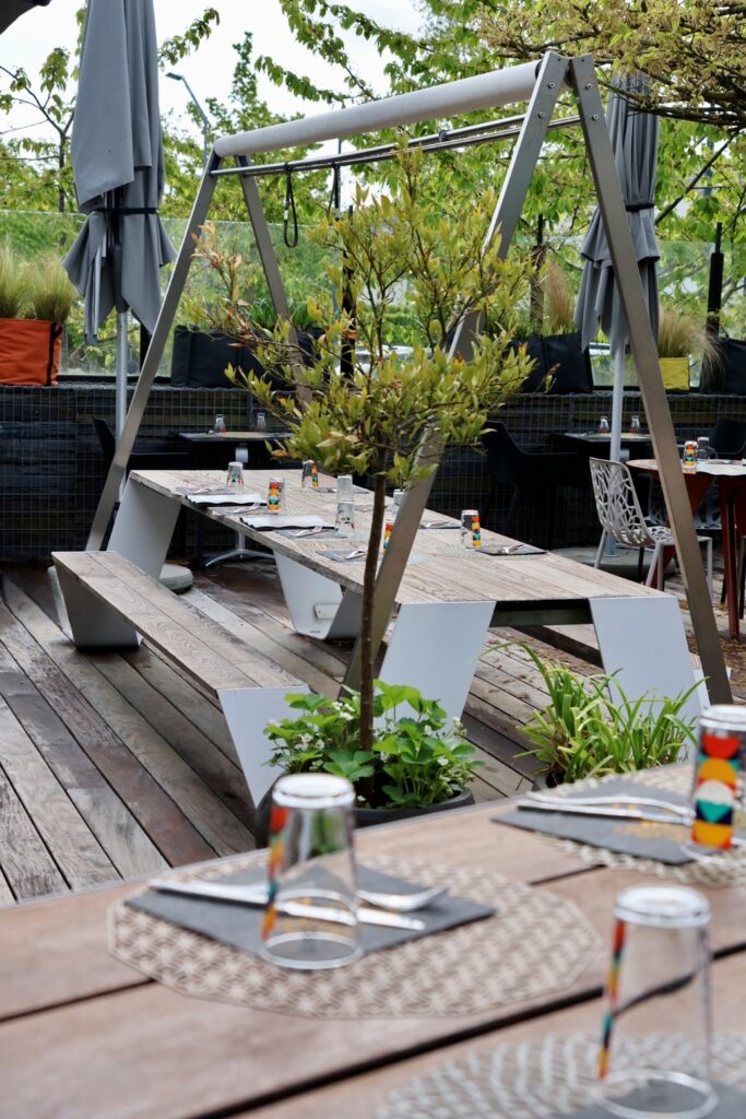 Terrasse avec grande table au Comptoir Vénitien