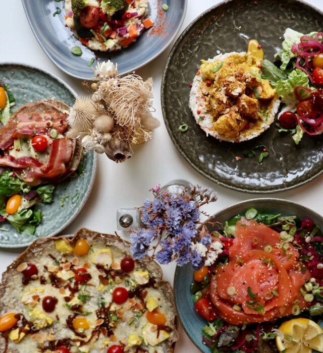 Table avec plusieurs plats chez Kraz