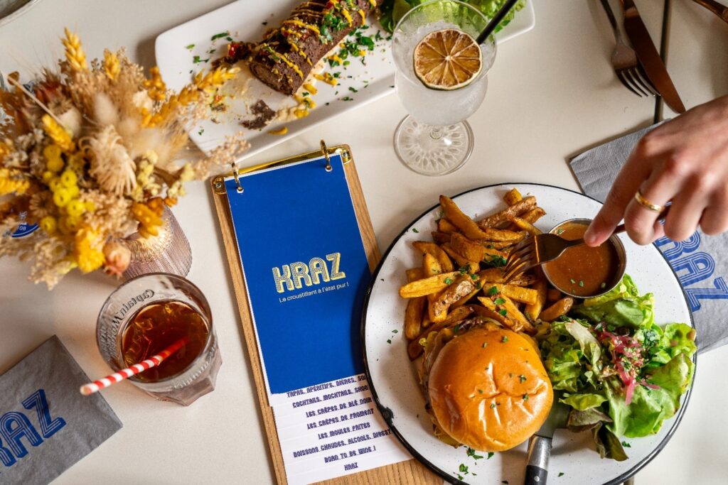 Table avec plusieurs plats chez Kraz