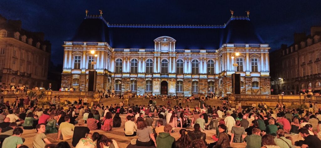 Public assistant aux projections sur le Parlement de Bretagne