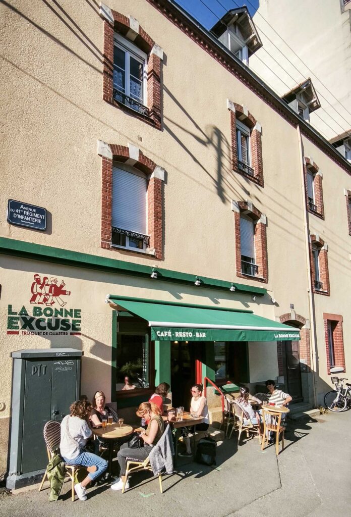 Terrasse du bar de quartier la Bonne Excuse à Rennes dans le quartier du Boulevard de Verdun