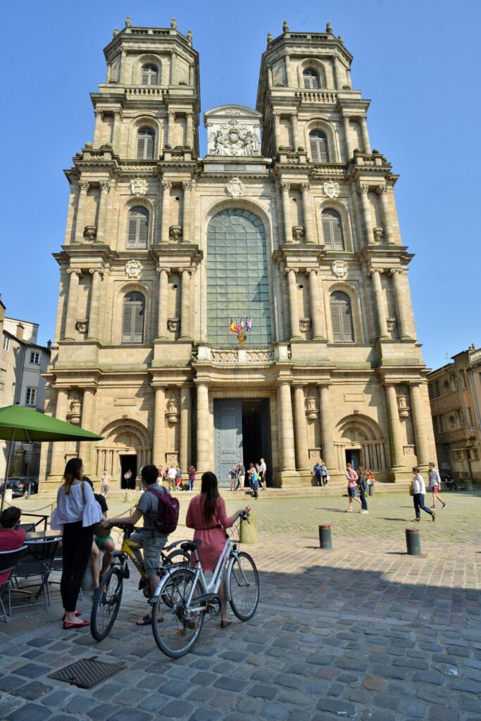 Vue de la cathédrale Saint-Pierre, depuis la terrasse de la crêperie La Motte-Picquet