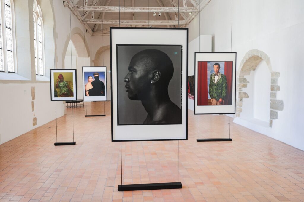 Vues de la salle consacrée aux portraits de célébrités d'Annie Leibovitz, célèbre photographe américaine.