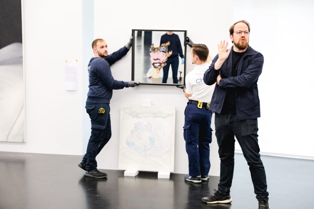 Installation de l'exposition  Les Yeux dans les yeux Collection Pinault au Couvent des Jacobins.