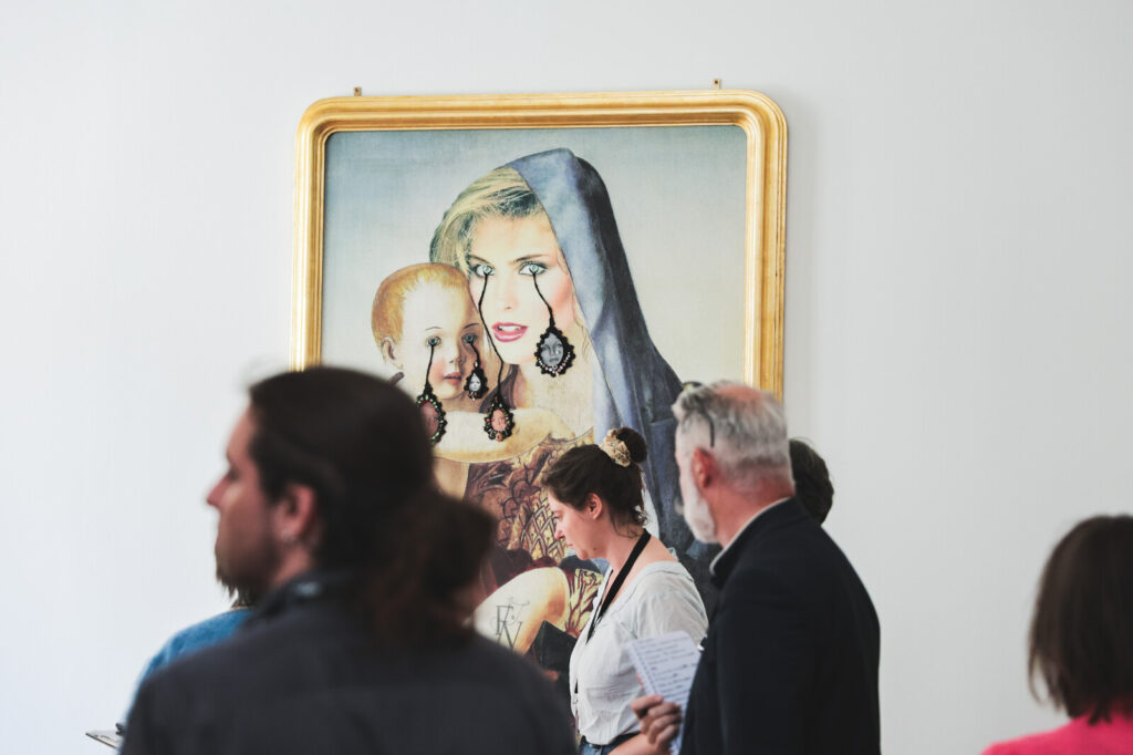 Visiteurs regardent les oeuvres d ela Collection Pinault exposées au Couvent des Jacobins en Bretagne