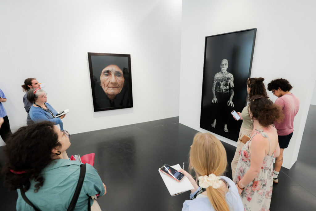 Visite guidée de l'exposition de la Collection Pinault "les yeux dans les yeux" consacrée au portrait à Rennes pendant l'été 2025.