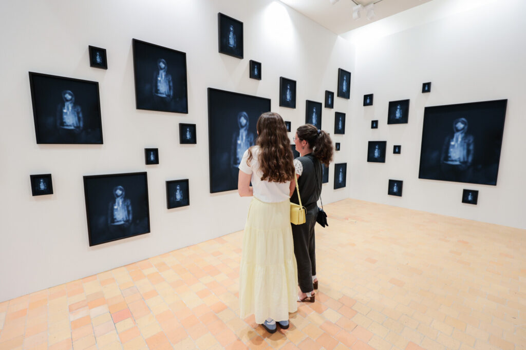 Visiteurs de l'exposition Pinault dans une salle du Couvent des Jacobins à Rennes en Bretagne. 