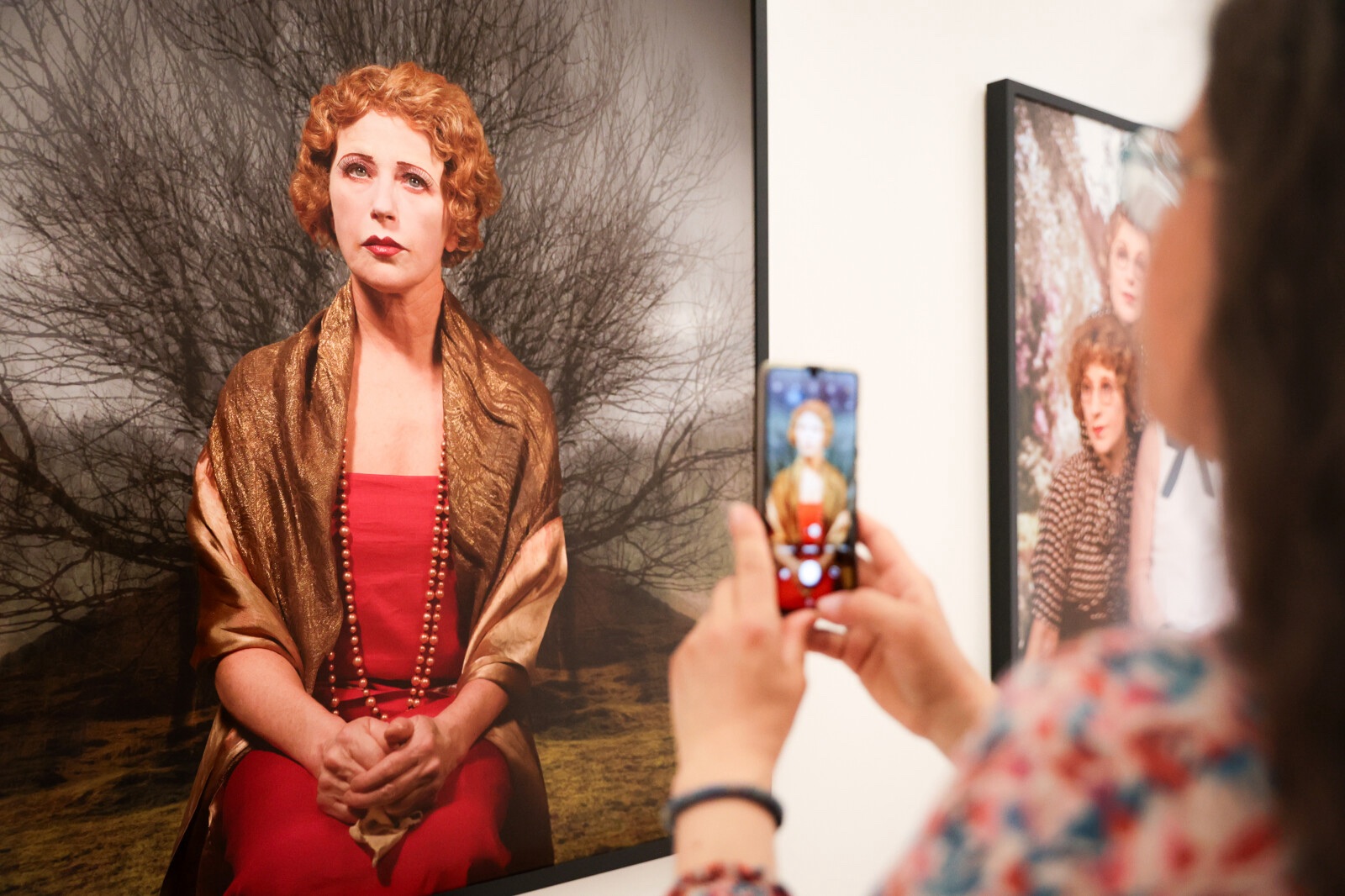 Visiteur de l'exposition Pinault prend une oeuvre en photo