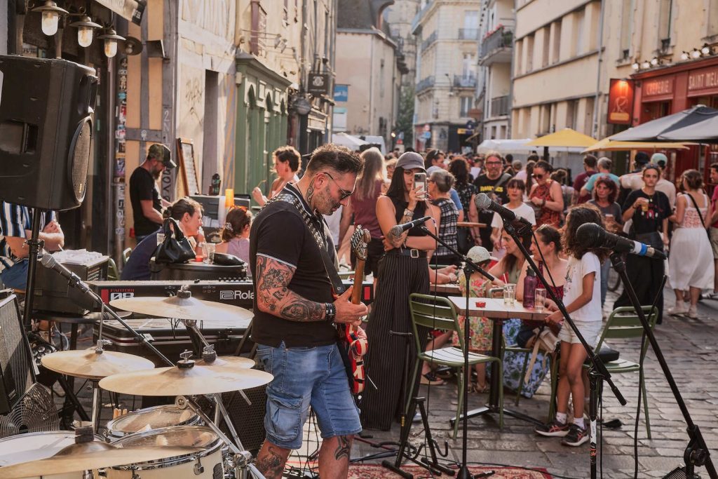 Guitariste en concert dans les bars du centre-ville de Rennes