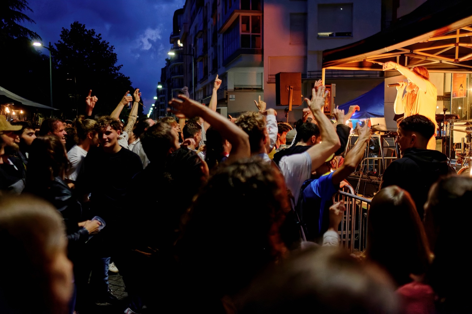 Concert dans un bar à l'occasion de la Fête de la Musique à Rennes en Bretagne.