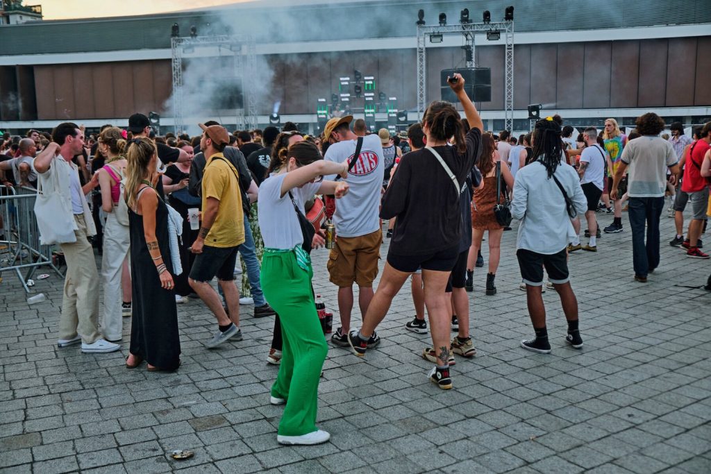 Concert de musiques électroniques place de Charles de Gaulle à Rennes pendant la Fête de la Musique
