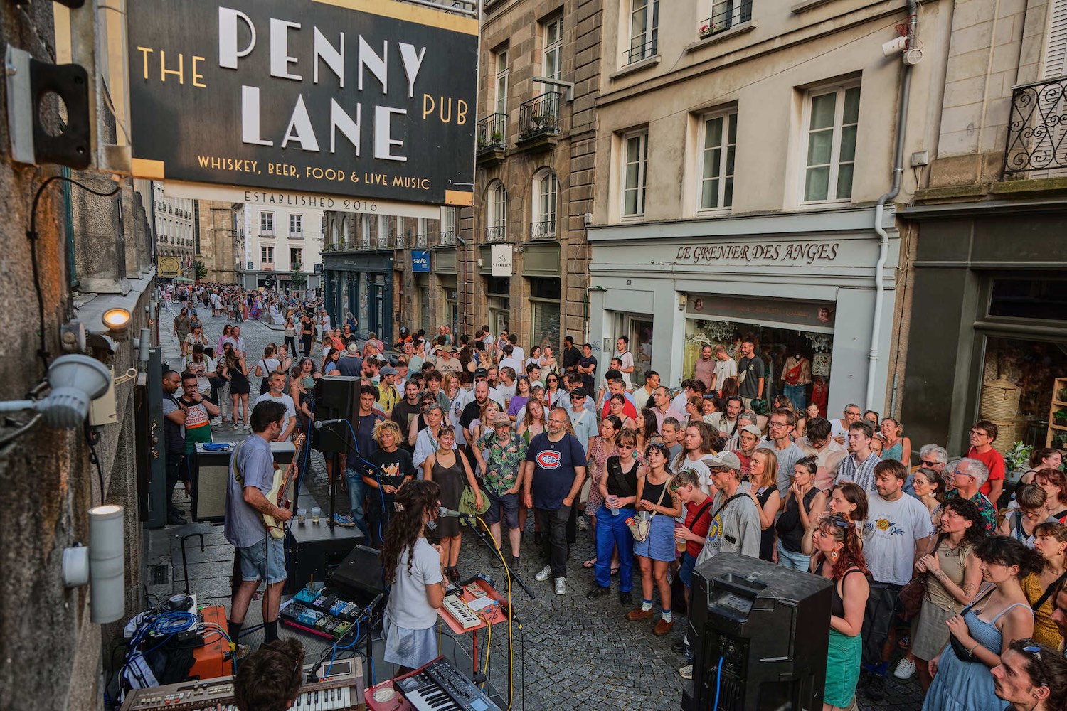 Concert pendant la Fête de la Musique devant The Penny Lane Pub