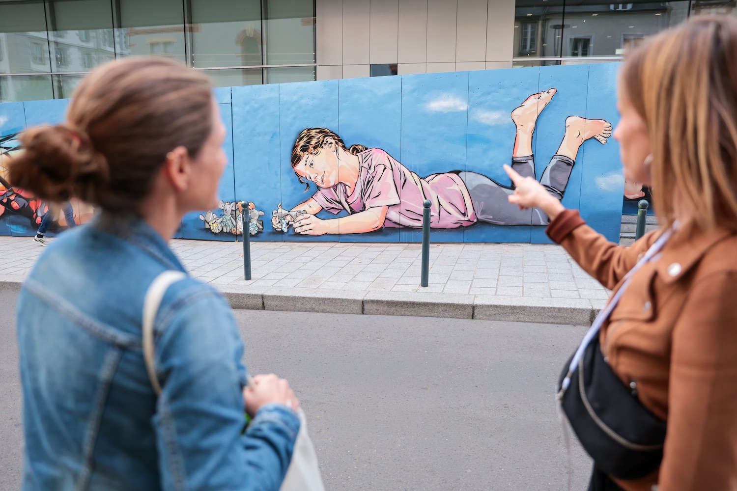 Congressistes devant la fresque réalisée par le duo d'artistes Jana & JS