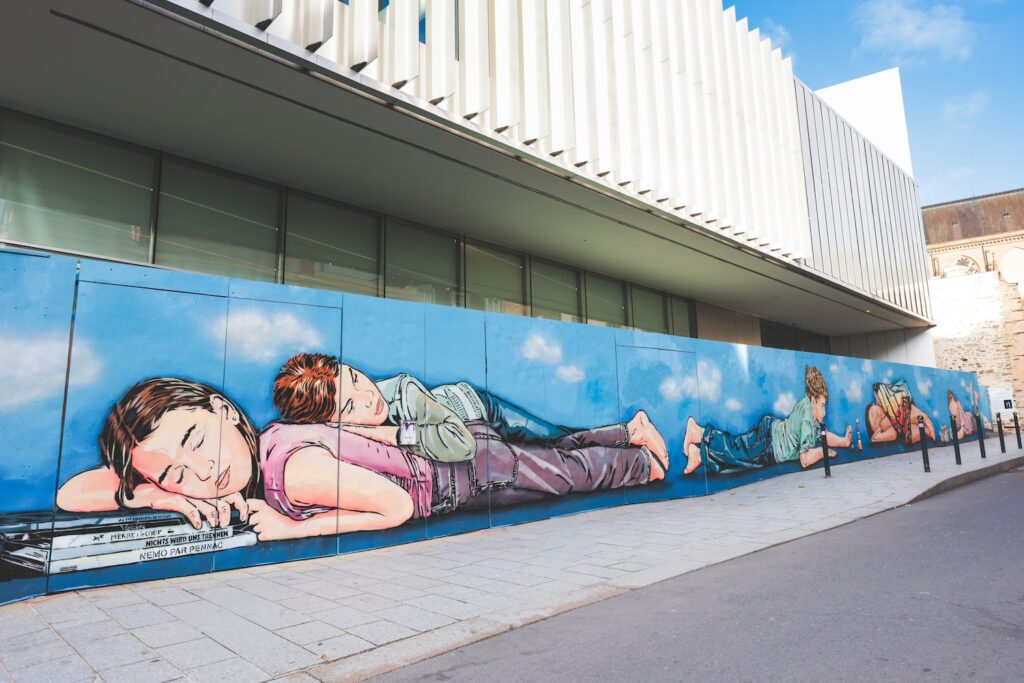 Fresque réalisée par le duo d'artistes Jana & JS sur le mur d'art urbain du Couvent des Jacobins