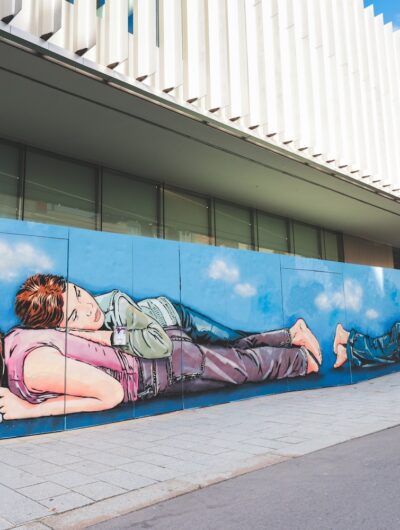 Fresque réalisée par le duo d'artistes Jana & JS sur le mur d'art urbain du Couvent des Jacobins
