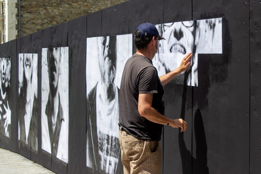 Alexandre Bouchon, artiste rennais pendant la réalisation de sa fresque sur le Mur de la rue d'échange.