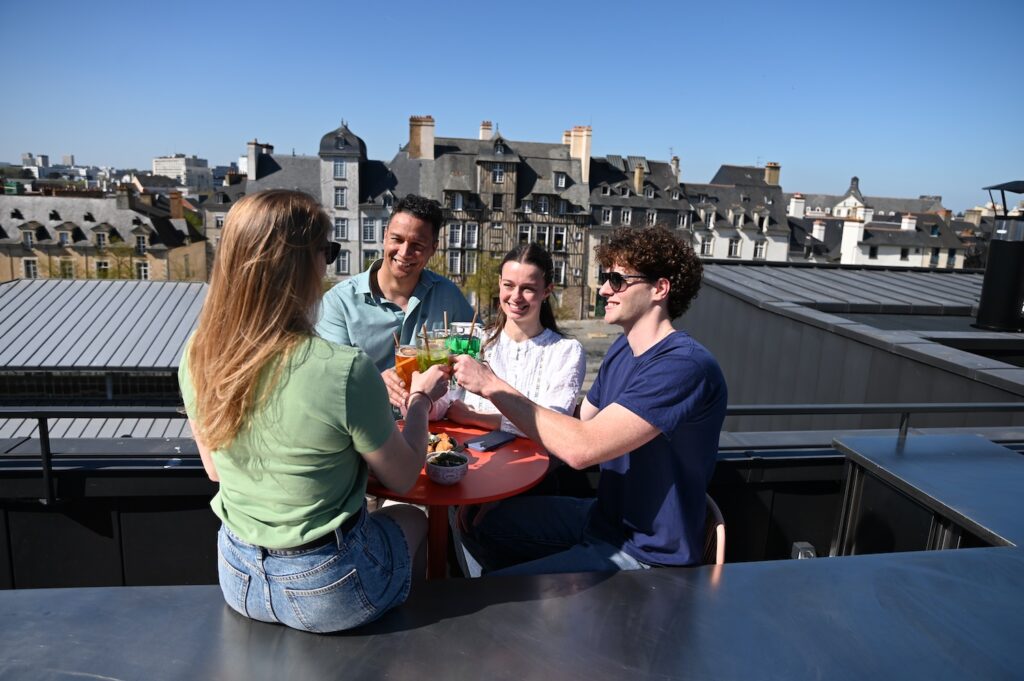 Apéro entre amis sur le rooftop de l'hôtel-restaurant Mama Shelter à Rennes en Bretagne.
