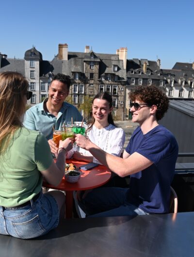 Apéro entre amis sur le rooftop de l'hôtel-restaurant Mama Shelter à Rennes en Bretagne.