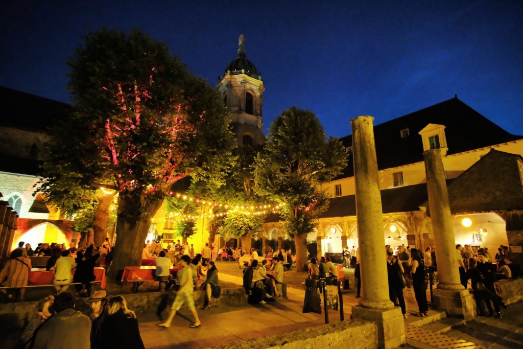 Le cloître Saint-Melaine au jardin du Thabor s'anime le soir pendant les Tombées de la Nuit