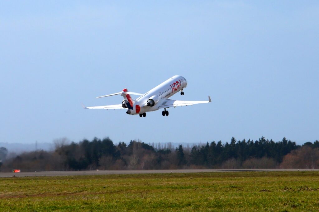 Avion décollant de l'aéroport de Rennes