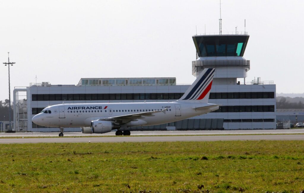 Avion sur la piste de l'aéroport de Rennes