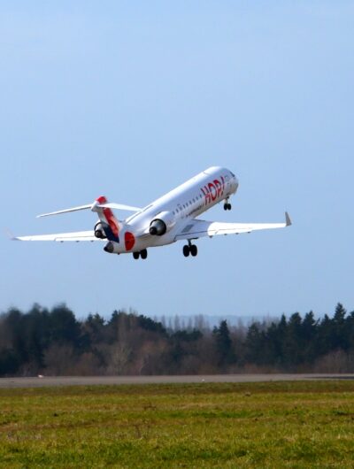 Avion décollant de l'aéroport de Rennes