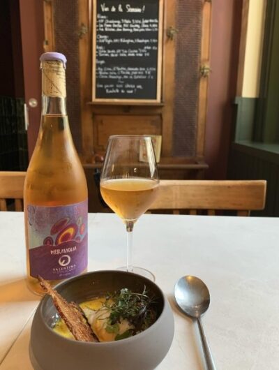 Plat, verre et bouteille de vin chez Alphonse