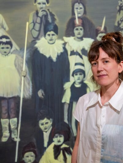 Claire Tabouret devant l'une de ses œuvres