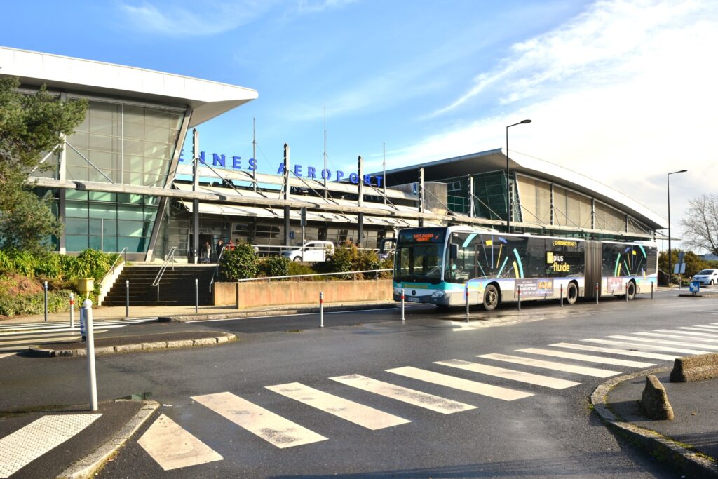 Bus stationnant devant l'aéroport de Rennes